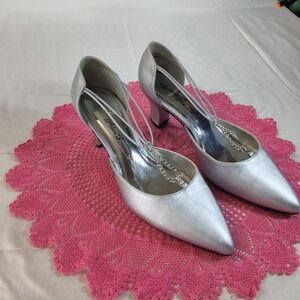 Easy Street Metallic Silver Ladies Heels W/ Rhinestone Embellishments. 10W  TTCP